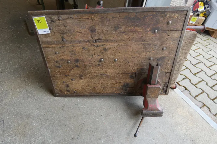 Werkbank mit Schraubstock, klappbar Maße in cm ca.: 90 x 63 x 80